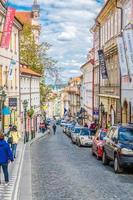 praga, república checa, 13 de mayo de 2019 calle estrecha de adoquines en el antiguo centro histórico de la ciudad foto