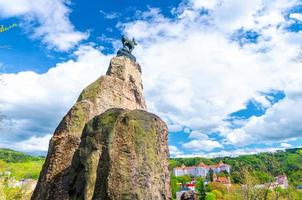 Karlovy Vary, República Checa, 10 de mayo de 2019, estatua de gamuza socha kamzika en Deer Jump Jeleni Skok Lookout con Karlovy Vary foto