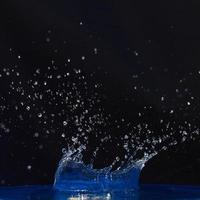 salpicadura de corona de agua sobre la superficie azul. foto