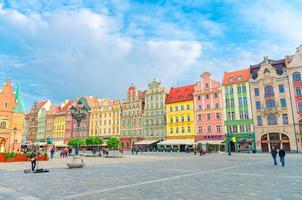 wroclaw, polonia, 7 de mayo de 2019 hilera de coloridos edificios con fachada multicolor foto