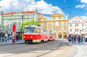 praga, república checa, 13 de mayo de 2019 típico viejo tranvía retro vintage en vías cerca de la parada de tranvía foto