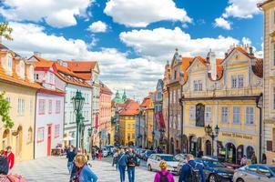 praga, república checa, 13 de mayo de 2019 personas turistas caminan por la calle adoquinada foto