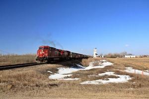 elevador de granos y tren saskatchewan foto