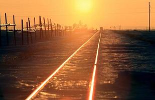 vías del tren puesta de sol invierno saskatchewan foto