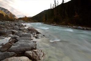 río liard en columbia británica foto