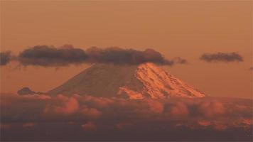 4K-Zeitraffer-Sequenz von Seattle, USA - der regnerischere Berg bei Sonnenuntergang video