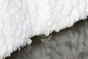 formación de hielo y nieve en el río Canadá foto