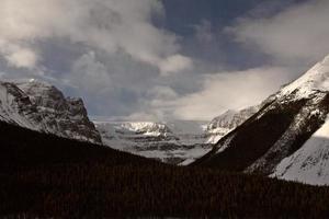 montañas rocosas en invierno foto