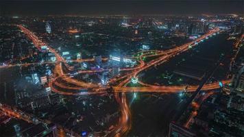 Sequência de timelapse 4k de bangkok, tailândia - tráfego da cidade de bangkok à noite
