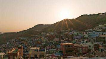 4k sequência de timelapse de busan, coreia - a vila de cultura busan gamcheon ao pôr do sol video