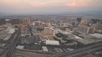 Secuencia de video de 4k de las vegas, ee.uu. - vista aérea del centro de las vegas al atardecer