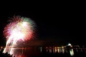 reflejos de luz fuegos artificiales sobre el lago wascana foto