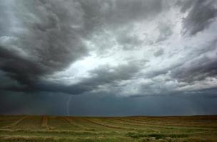 nubes de tormenta y relámpagos en saskatchewan foto