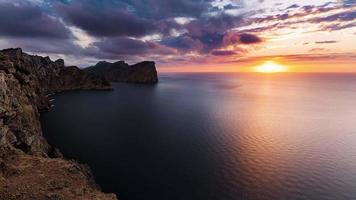 4K-Zeitraffer-Sequenz von Formentor, Spanien - die Küste von Formentor bei Sonnenuntergang video