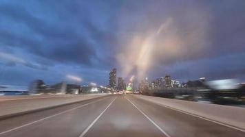 4 sequenza timelapse k di toronto, canada - drivelapse girato sull'autostrada gardiner expressway di notte video