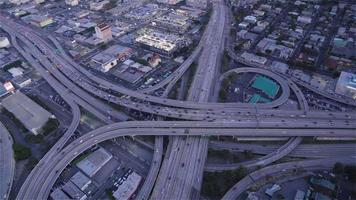 4K-Luftsequenz von Los Angeles, USA - Vogelperspektive der Highways 10 und 110 in der Abenddämmerung, wie von einem Hubschrauber aus gesehen