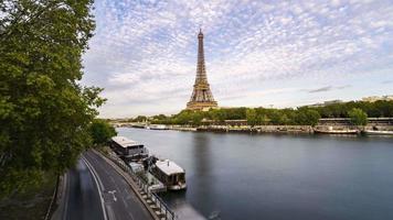 4k-Zeitraffer-Sequenz von Paris, Frankreich - die Seine und der Eiffelturm im Laufe des Tages video