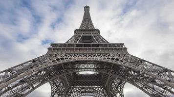 Secuencia de lapso de tiempo de 4k de París, Francia - bajo la torre eiffel video