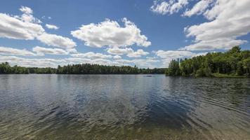 4k timelapse-sekvens av algonquin provinspark, Kanada - sjö i parken video