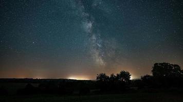 4K-Zeitraffer-Sequenz von Isigny-sur-Mer, Frankreich - die Milchstraße, wie sie von der französischen Landschaft aus gesehen wird video