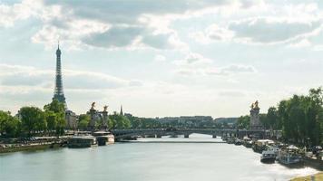 4k-Zeitraffer-Sequenz von Paris, Frankreich - die Seine und der Eiffelturm im Laufe des Tages video