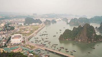 Sequência de timelapse de 4k de ha long bay, vietnã - visão de dia da cidade de ha long