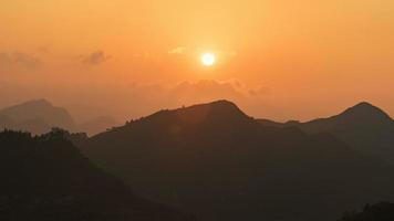 séquence timelapse 4k de lung cu, vietnam - coucher de soleil depuis le point de drapeau du poumon cu gros plan video