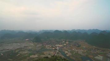 Séquence vidéo 4k en temps réel de la vallée de bac son, vietnam - la vallée de bac son au coucher du soleil video