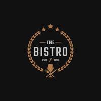 insignia de etiqueta retro vintage clásica para copa de vino de lujo con cuchara tenedor cuchillo para restaurante bar bistró diseño de logotipo inspiración vector