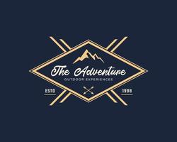 insignia de emblema vintage logotipo de aventura de montaña salvaje con símbolo de hoguera para campamento al aire libre en ilustración de vector de estilo retro