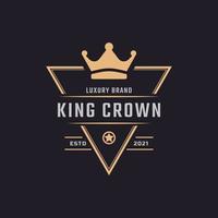 insignia de etiqueta retro vintage clásica para inspiración de diseño de logotipo real de corona de rey dorado de lujo vector