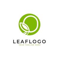 logotipo inicial creativo de la letra o. estilo lineal de forma de círculo vinculado con el símbolo de hoja verde. utilizable para logotipos de negocios, salud, naturaleza y granjas. elemento de plantilla de ideas de diseño de logotipo de vector plano. eps10