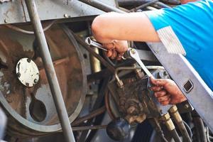 combinar el servicio de la máquina, el motor de reparación mecánica al aire libre foto