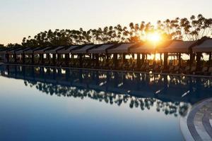 el popular resort con piscinas y parques acuáticos en turquía. hotel. recurso. foto