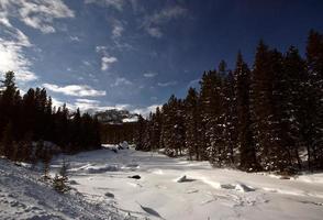 montañas rocosas en invierno foto