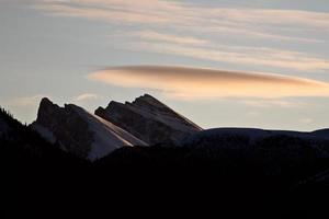 montañas rocosas en invierno foto