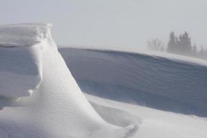 banco de nieve en tormenta de invierno saskatchewan foto