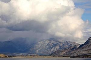 nubes de nieve en las montañas rocosas de alberta foto