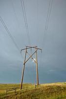 nubes de tormenta detrás de la torre hidroeléctrica en saskatchewan foto