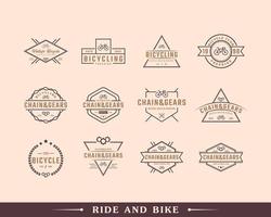 conjunto de insignia de emblema vintage reparación de bicicletas y logotipo de la tienda de servicios en estilo retro ilustración vectorial vector