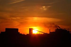 puesta de sol detrás de la mina de potasa de mosaico en saskatchewan foto