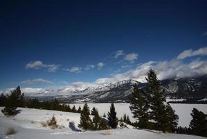 montañas rocosas en invierno foto