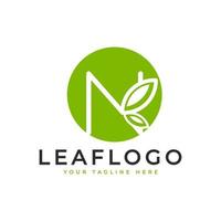 logotipo inicial creativo de la letra n. estilo lineal de forma de círculo vinculado con el símbolo de hoja verde. utilizable para logotipos de negocios, salud, naturaleza y granjas. elemento de plantilla de ideas de diseño de logotipo de vector plano. eps10