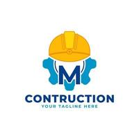 letra inicial m con equipo y casco. concepto de logotipo de construcción e ingeniería vector