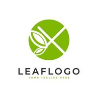 logotipo creativo de la letra inicial x. estilo lineal de forma de círculo vinculado con el símbolo de hoja verde. utilizable para logotipos de negocios, salud, naturaleza y granjas. elemento de plantilla de ideas de diseño de logotipo de vector plano. eps10