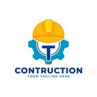 letra inicial t con equipo y casco. concepto de logotipo de construcción e ingeniería vector