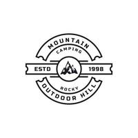 insignia retro vintage para el símbolo de montaña rocosa de nieve de hielo. arroyo río monte pico colina naturaleza logo emblema vector