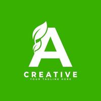 letra a con elemento de diseño de logotipo de hoja sobre fondo verde. utilizable para logotipos de negocios, ciencia, salud, medicina y naturaleza vector