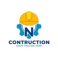 letra inicial n con equipo y casco. concepto de logotipo de construcción e ingeniería vector