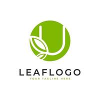 logotipo inicial creativo de la letra u. estilo lineal de forma de círculo vinculado con el símbolo de hoja verde. utilizable para logotipos de negocios, salud, naturaleza y granjas. elemento de plantilla de ideas de diseño de logotipo de vector plano. eps10